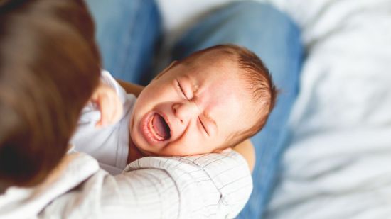 ¿Deberíamos dejar que el bebé llore? Por qué no es muy adecuado