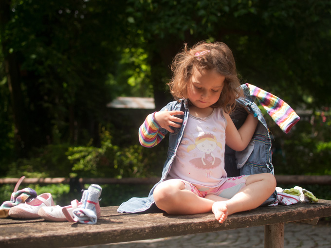 niña vistiéndose sola