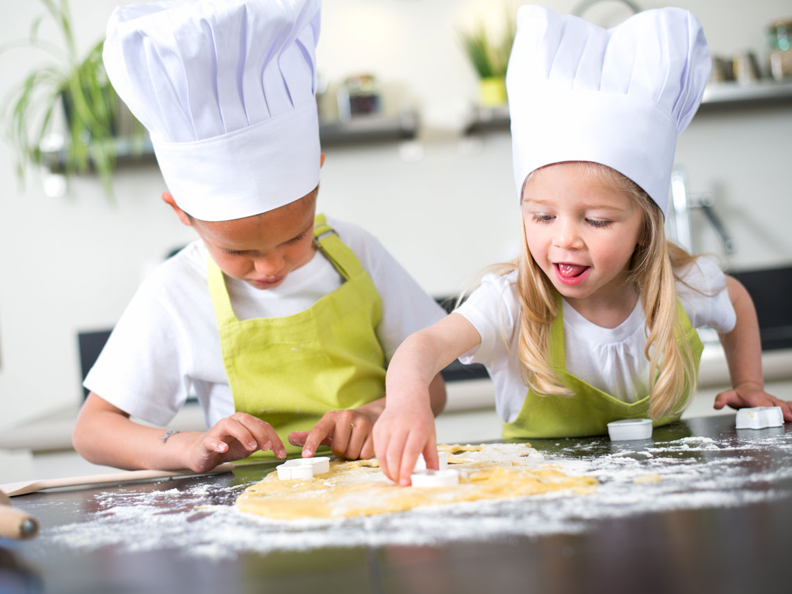 niños cocinando