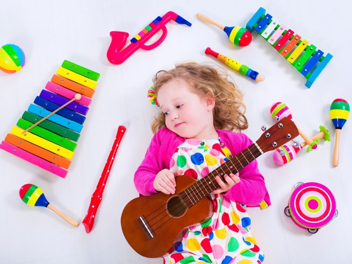 niño tocando instrumento musical