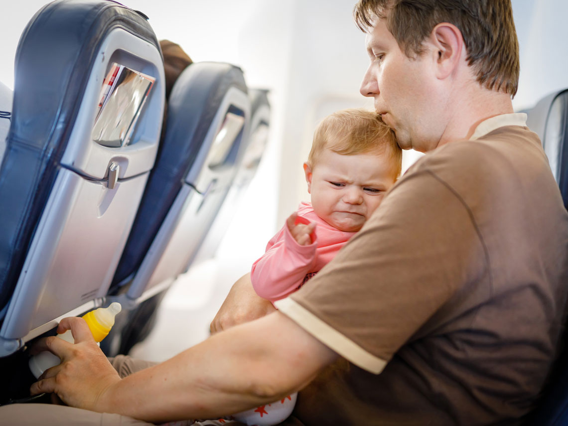 niño llora en el avión