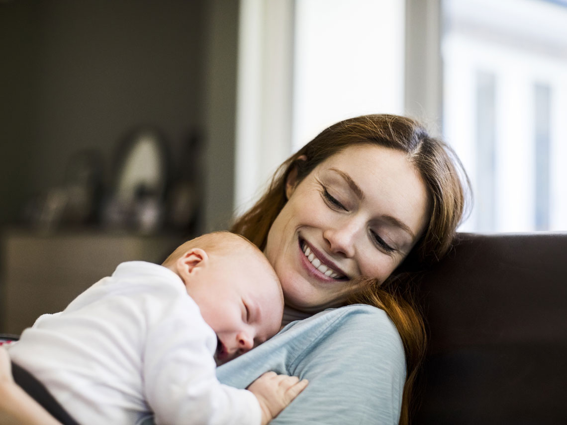 Una madre con su bebé recién nacido