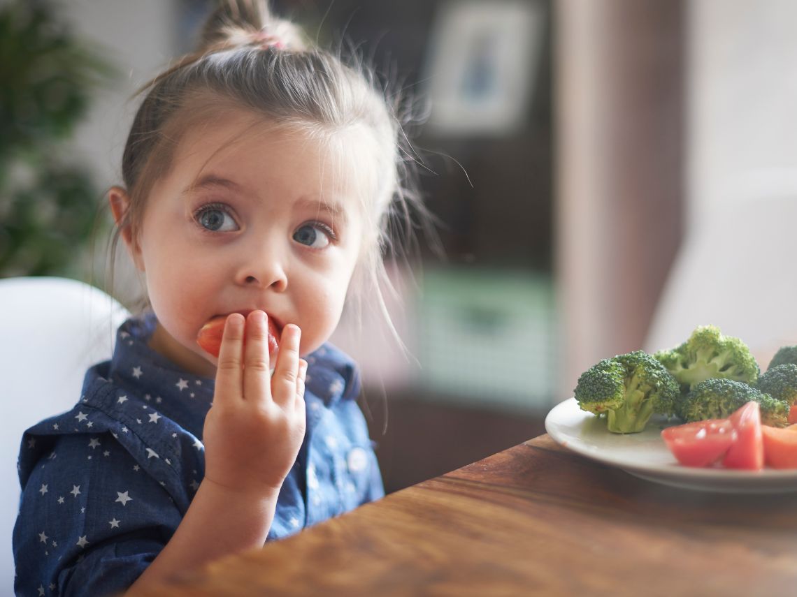 Qué alimentos pueden aliviar el estreñimiento en los niños