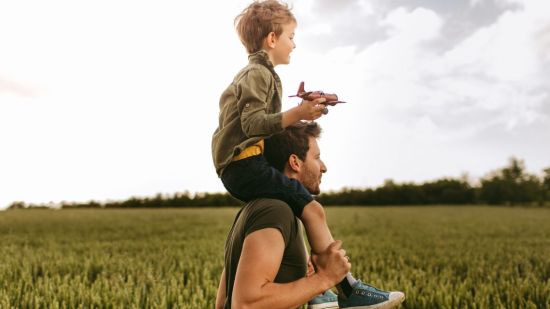 Padre sosteniendo a su hijo