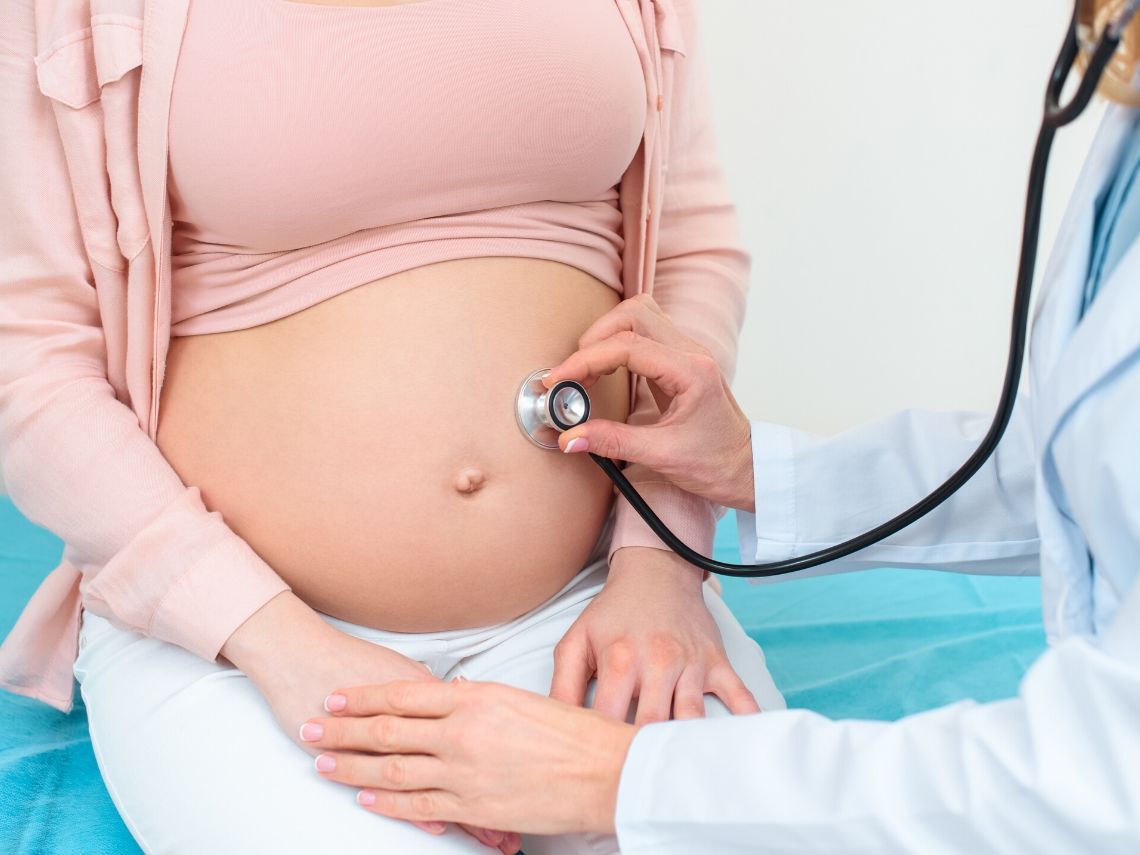 mujer embarazada en el médico