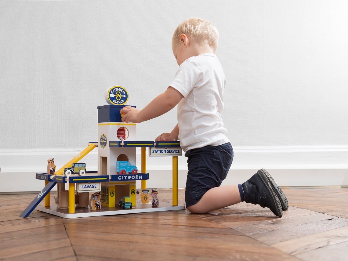 Niño jugando en un taller de madera