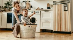 ¿Cuánto debería cobrar una madre por el trabajo de criar a sus hijos?