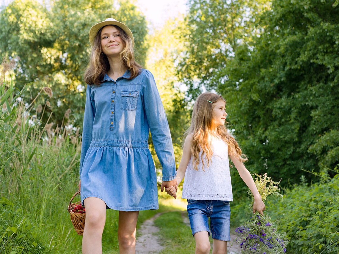 hermanas paseando por el campo