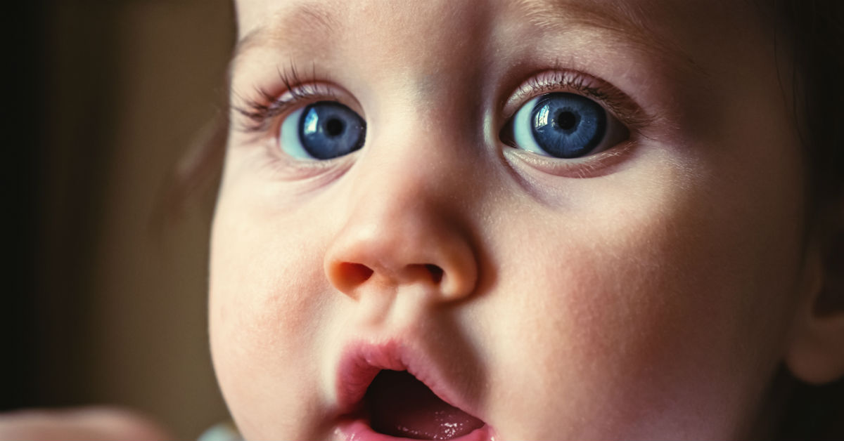 ¿Por qué los bebés parpadean tan poco?