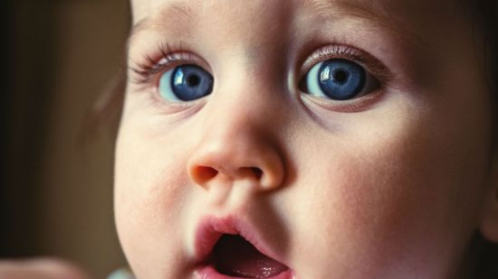 ¿Por qué los bebés parpadean tan poco?