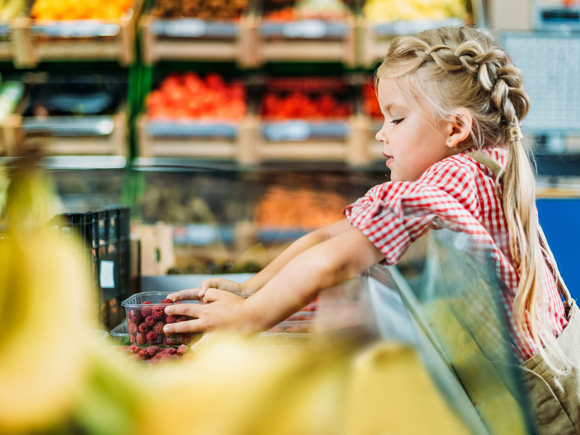 niña comprando en un supermercado