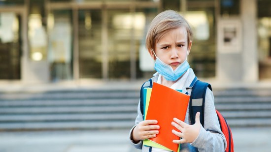 Niño en el colegio con mascarilla