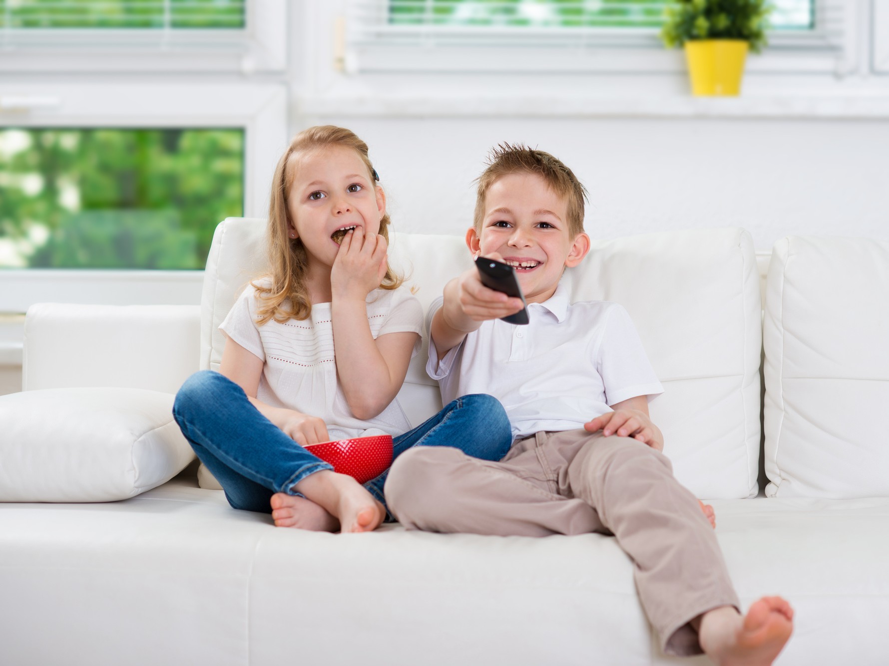 Niños viendo la televisión