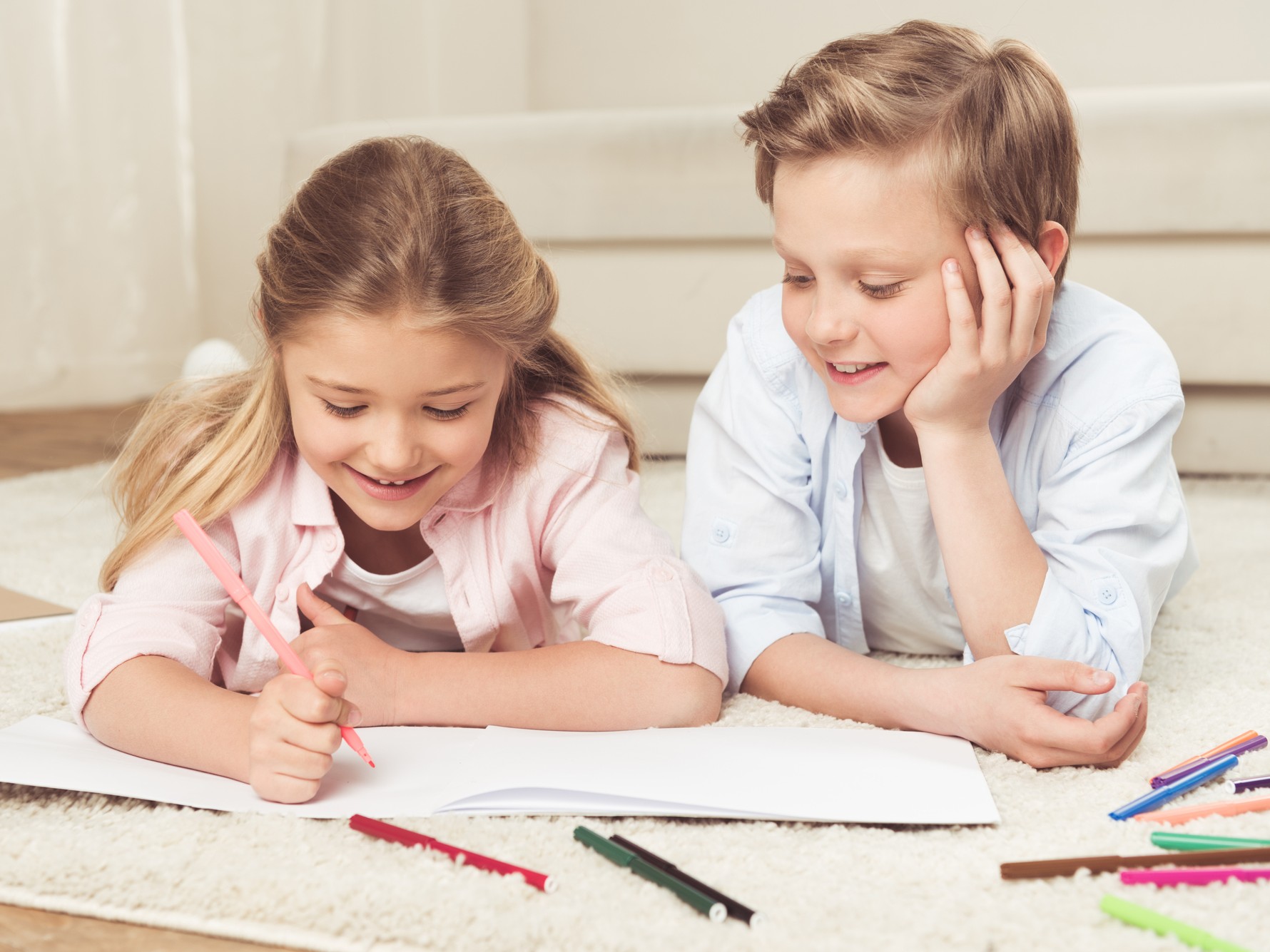 Niños escribiendo