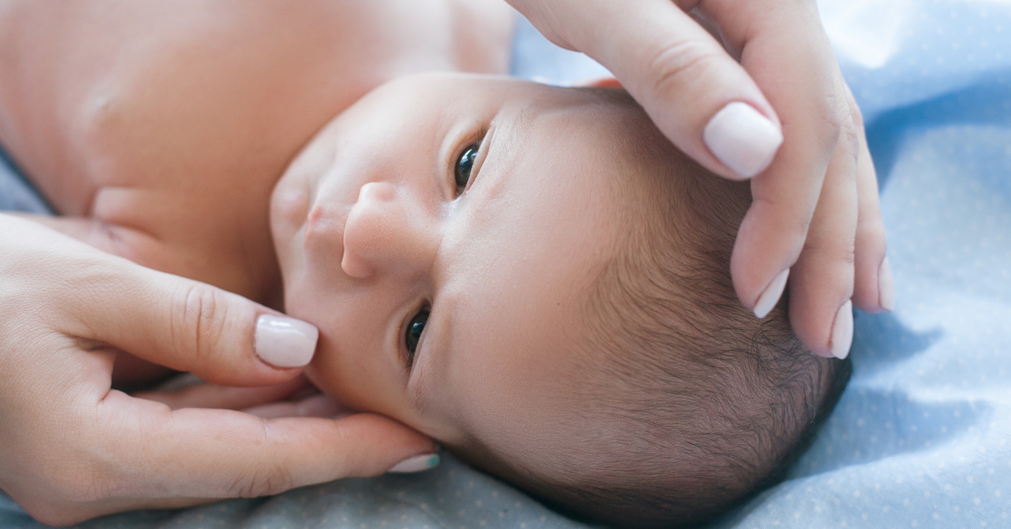 ¿Es normal que mi hijo siga teniendo costra láctea?