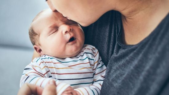 Los bebés no se ‘malacostumbran’ a estar en brazos: es necesario
