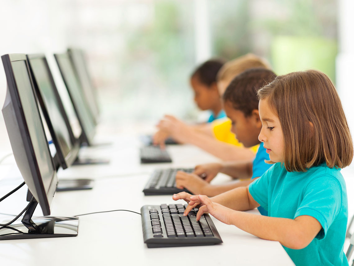 niños en un aula informática