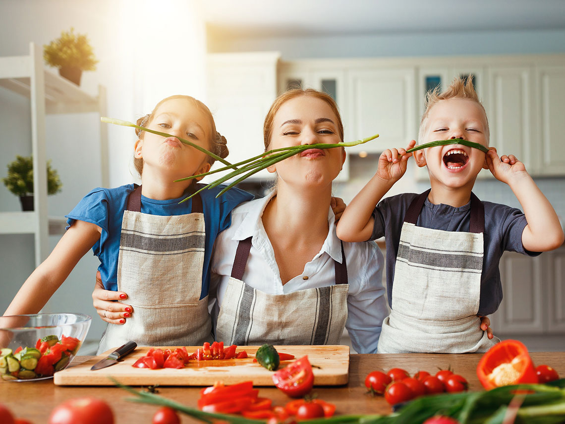 madre y niños cocinando