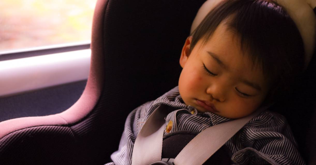¿Es bueno que el bebé se duerma en el coche?
