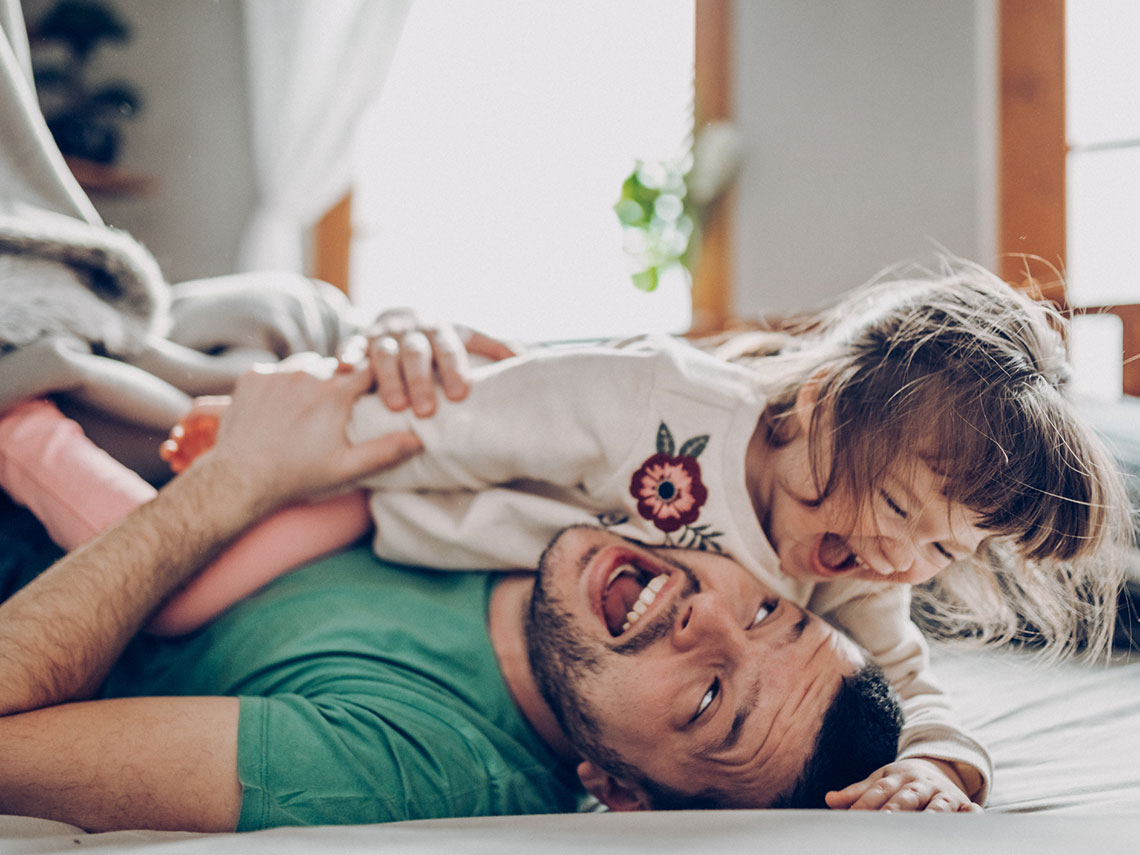 padre e hija jugando