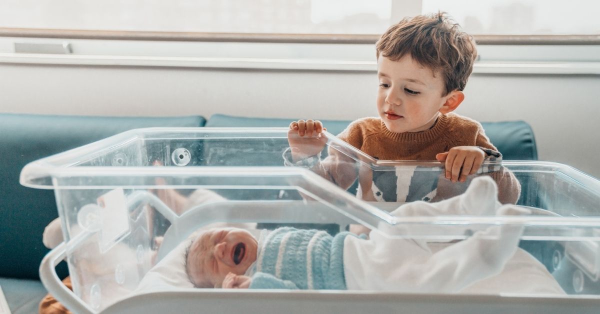 Llega un nuevo hermano: consejos para evitar los celos