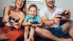Familia jugando