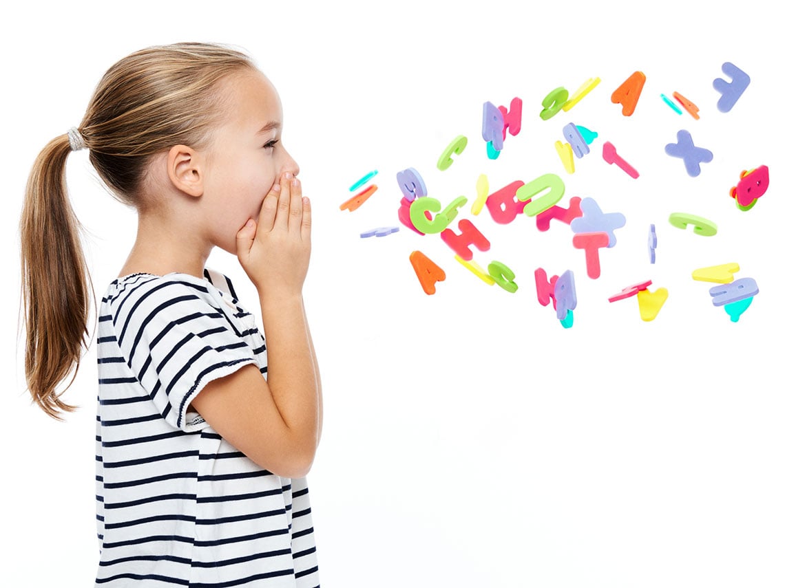 niña de perfil y letras de colores