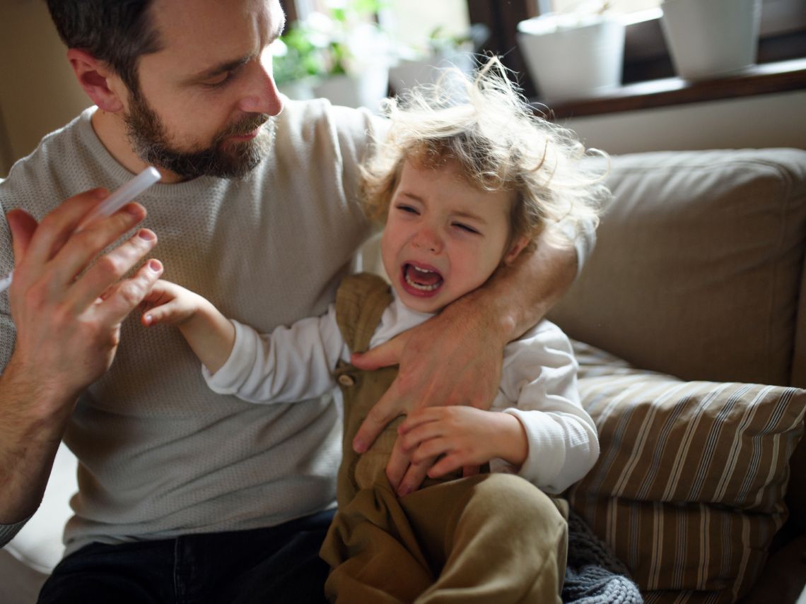 Trucos creativos para dar las medicinas a niños pequeños
