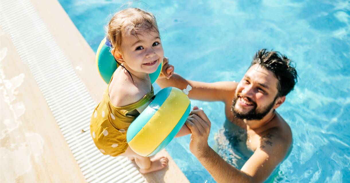 ¿Cómo puedo ayudar a mi hijo a quitarse los manguitos?