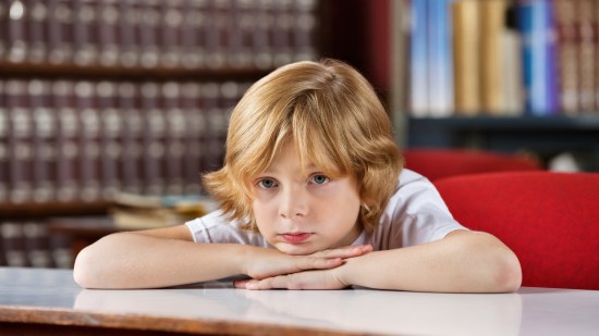 Niño aburrido