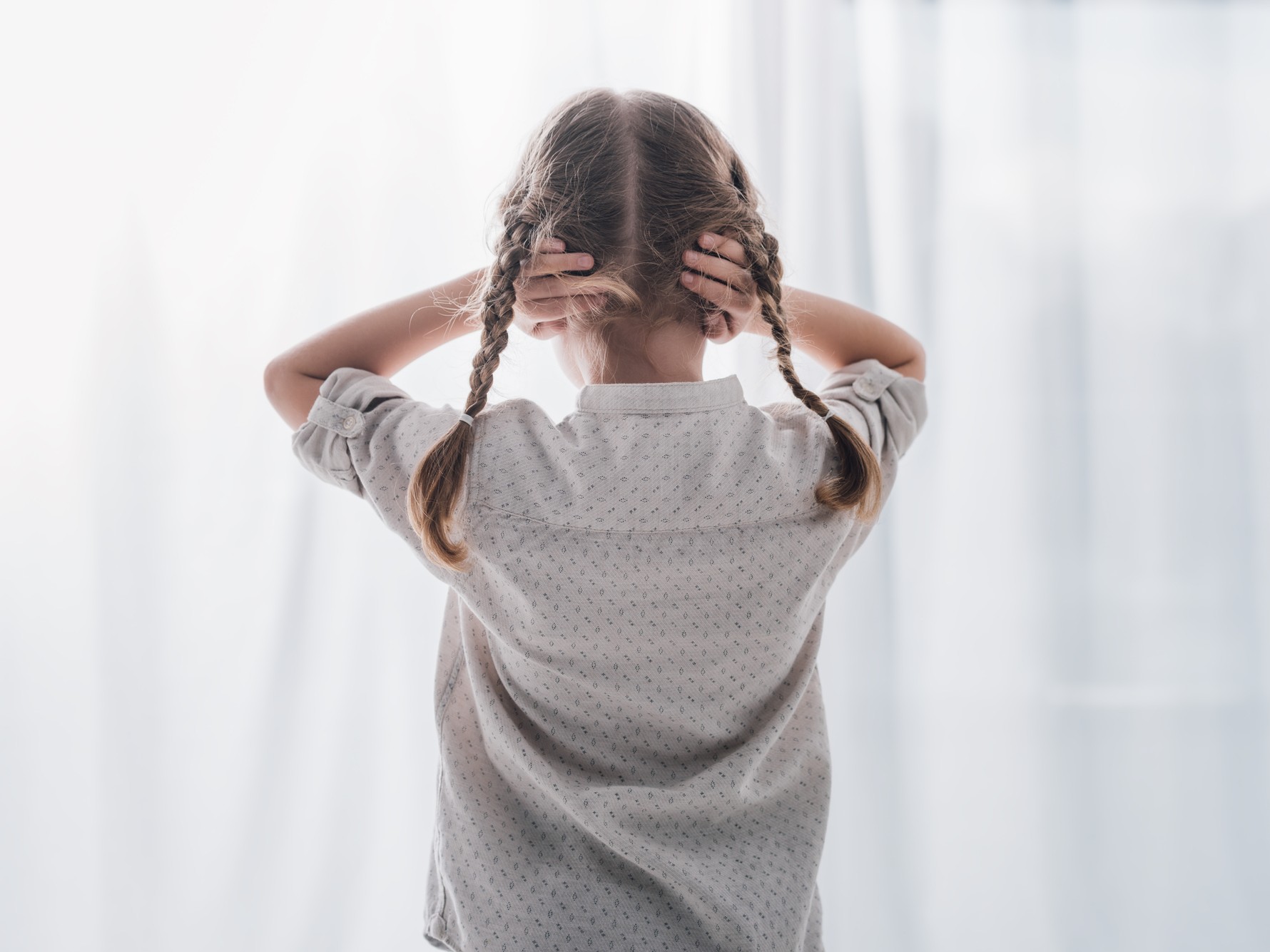 niña con trenzas