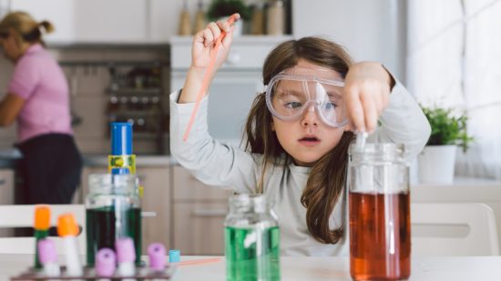 Cómo entretener a los niños a los que no les gustan las manualidades