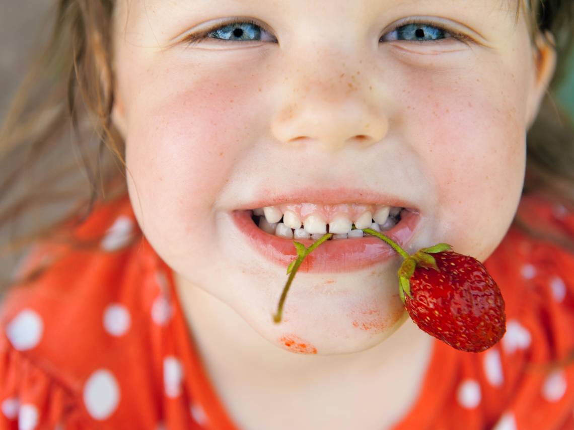 niña con fruta