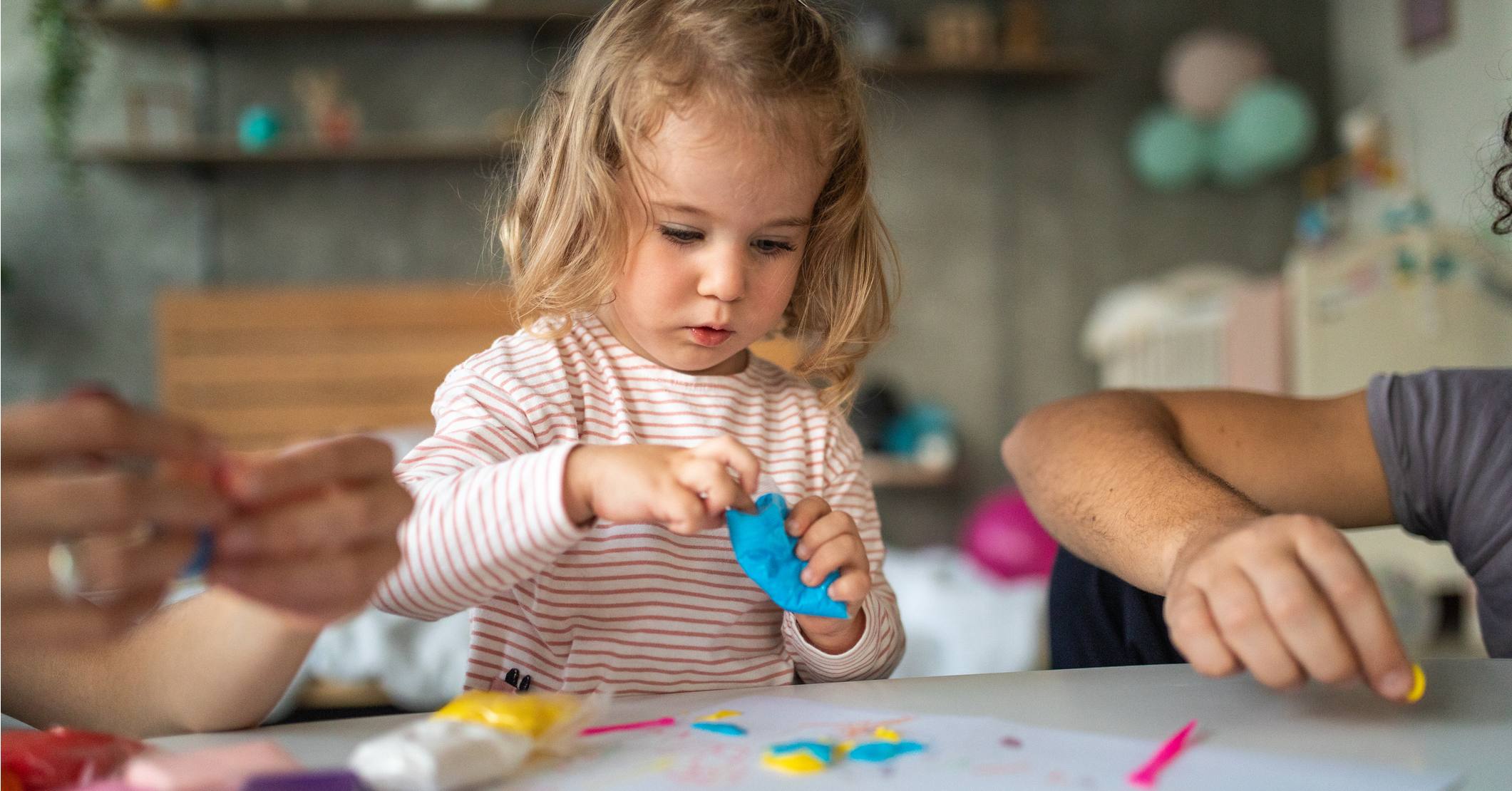 Cómo hacer plastilina sensorial con niños: el experimento que les encantará