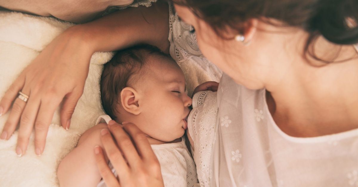 ¿Cómo saber si mi hijo se queda con hambre después de mamar?