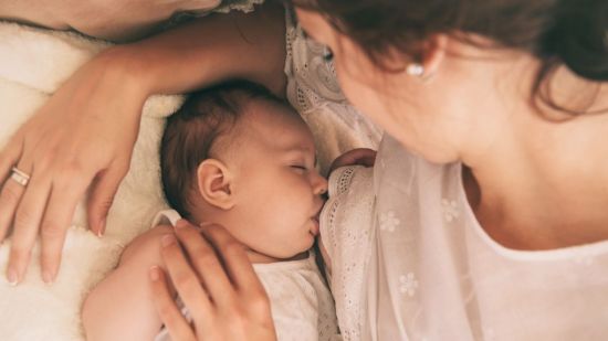 ¿Cómo saber si mi hijo se queda con hambre después de mamar?