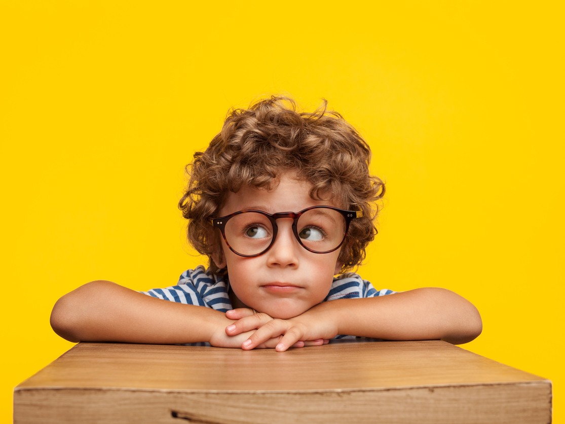 Niño con gafas (Foto: iStock)