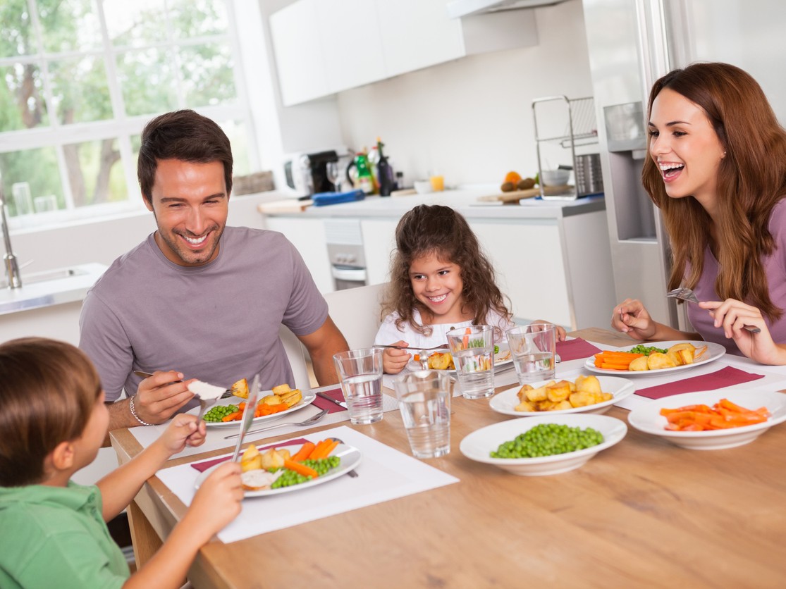 Familia comiendo (Foto: iStock)