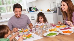 Familia comiendo (Foto: iStock)
