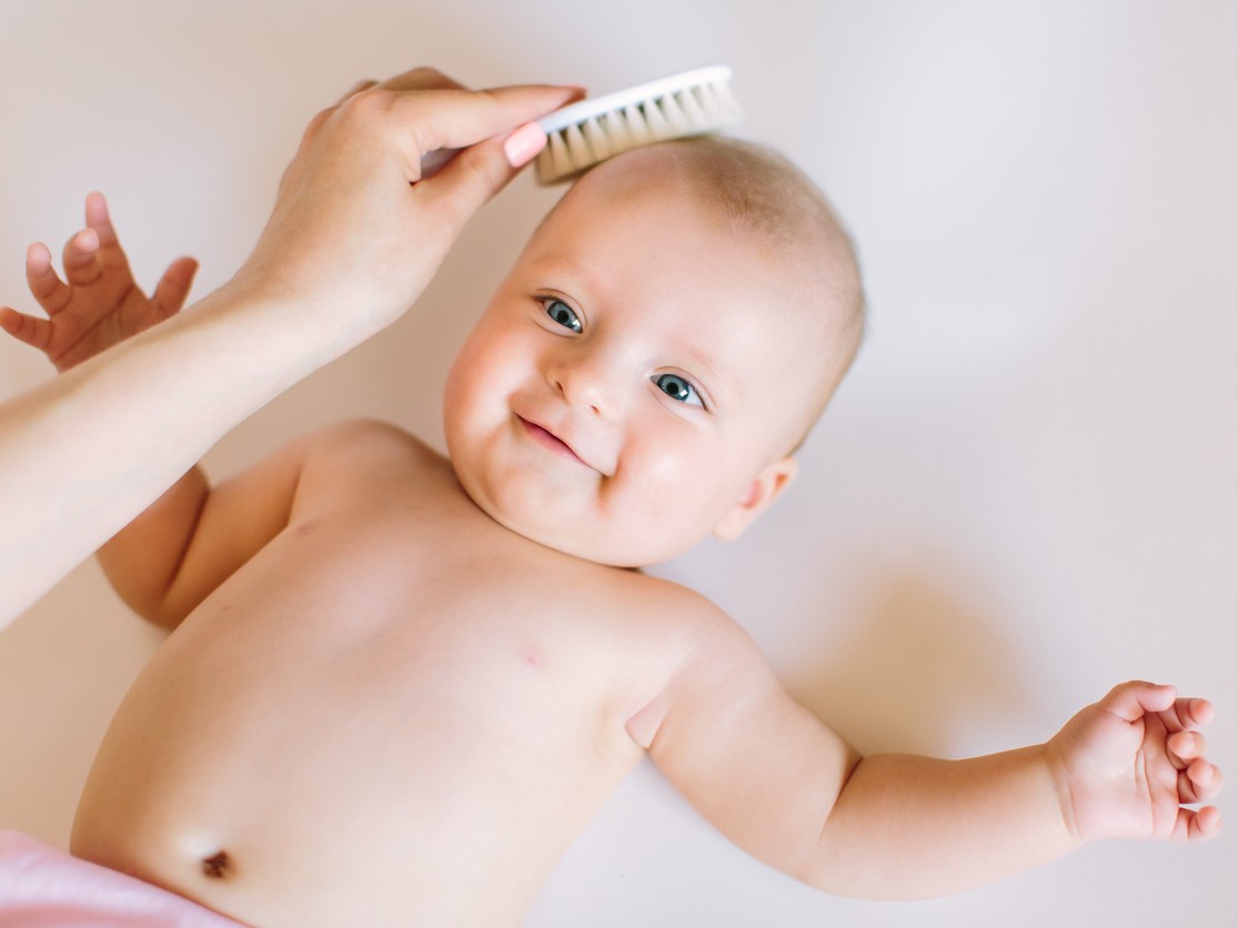 A mi bebé no se le cae el pelo con el que nació: ¿es normal?