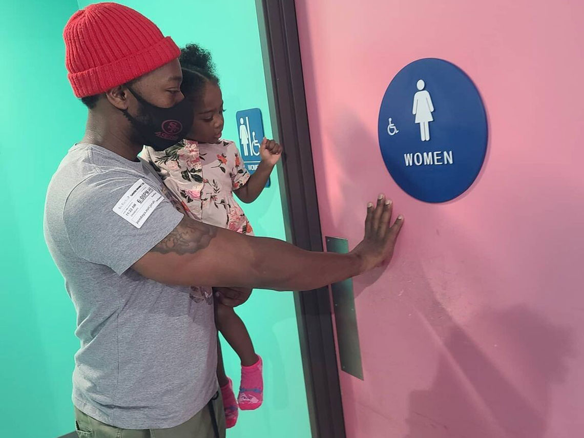 padre a punto de entrar con su hija al baño de mujeres