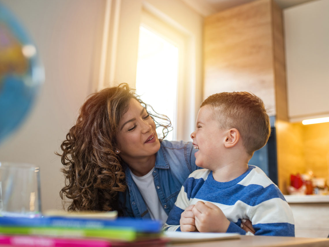 niño hablando con su madre