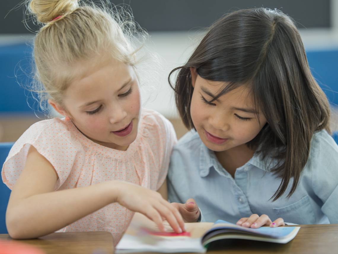 niñas leyendo