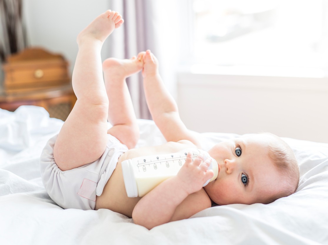 Bebé con biberón (Foto: iStock)