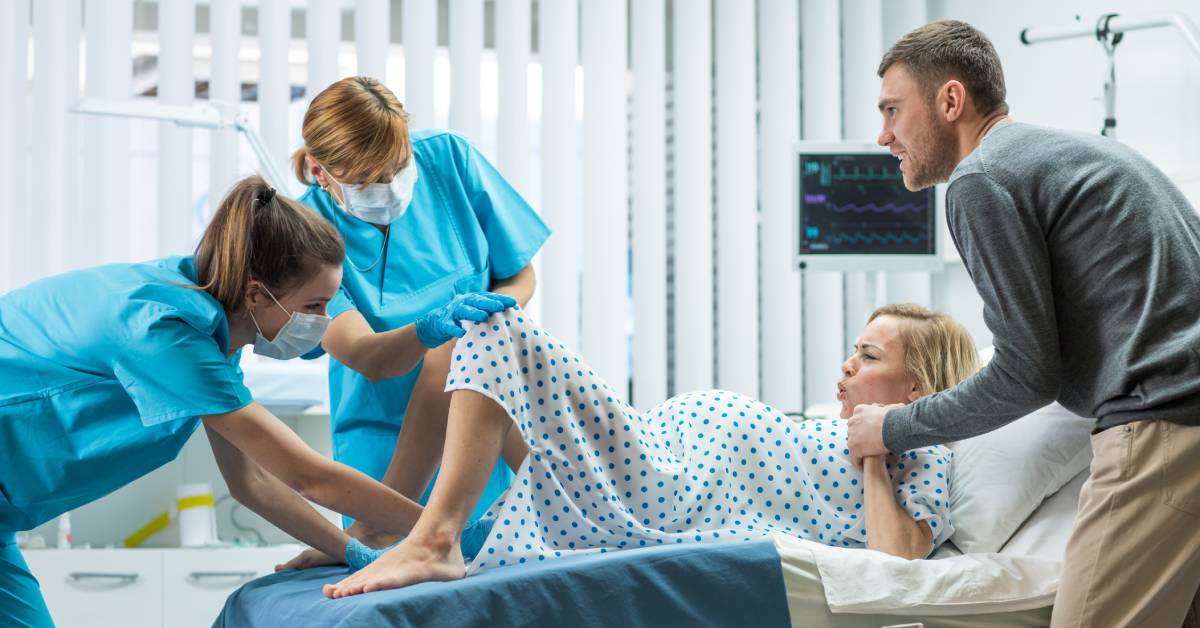Tipos de pujos: ¿cómo pujar y respirar durante el parto?