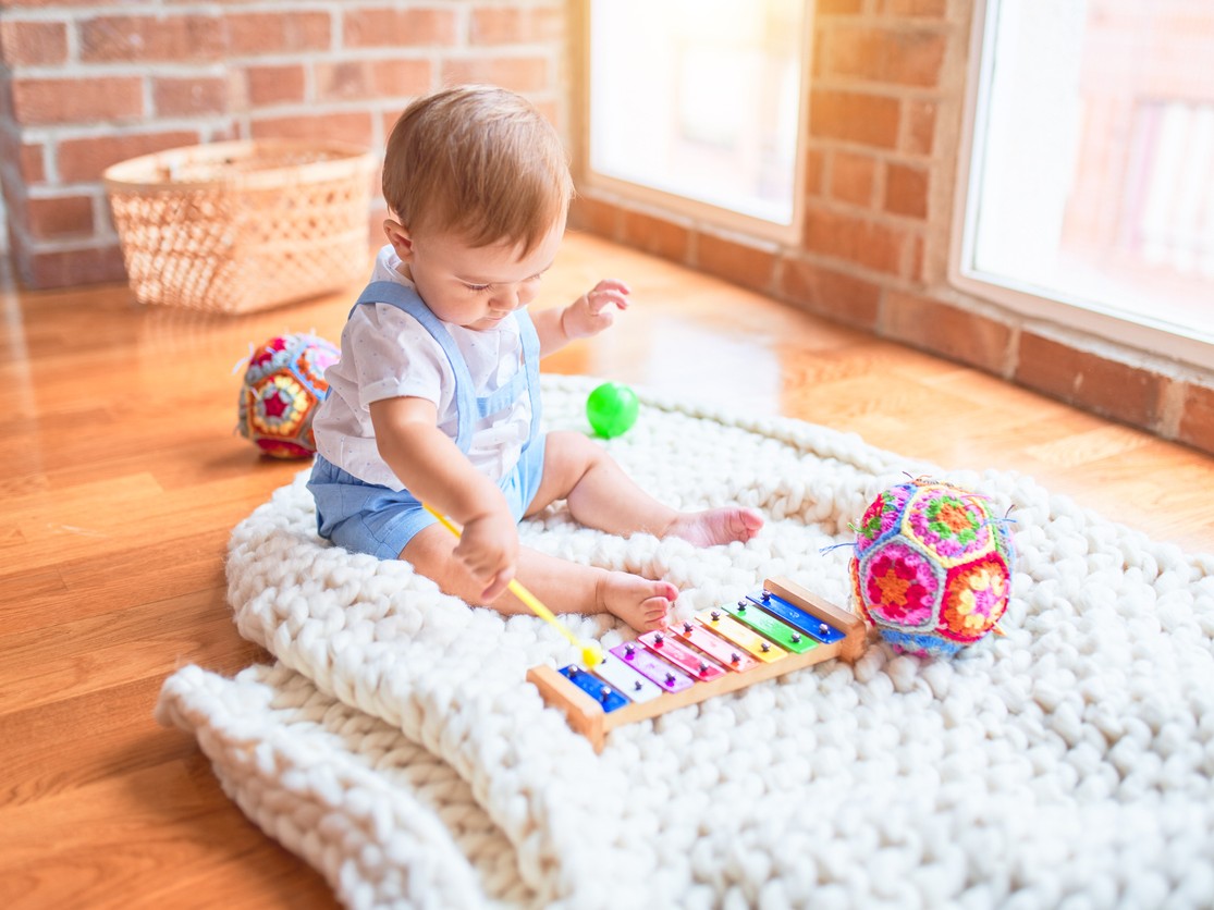 Bebé tocando música (Foto: iStock)