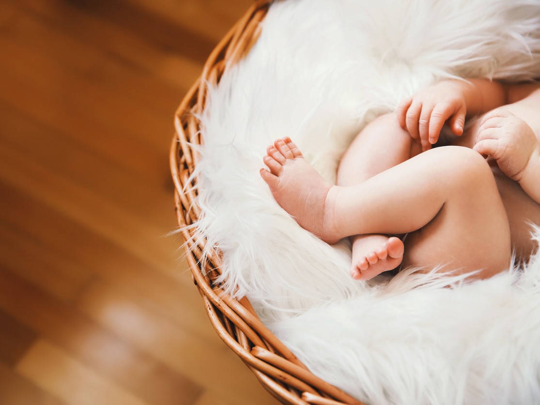 Bebé en moisés (Foto: iStock)