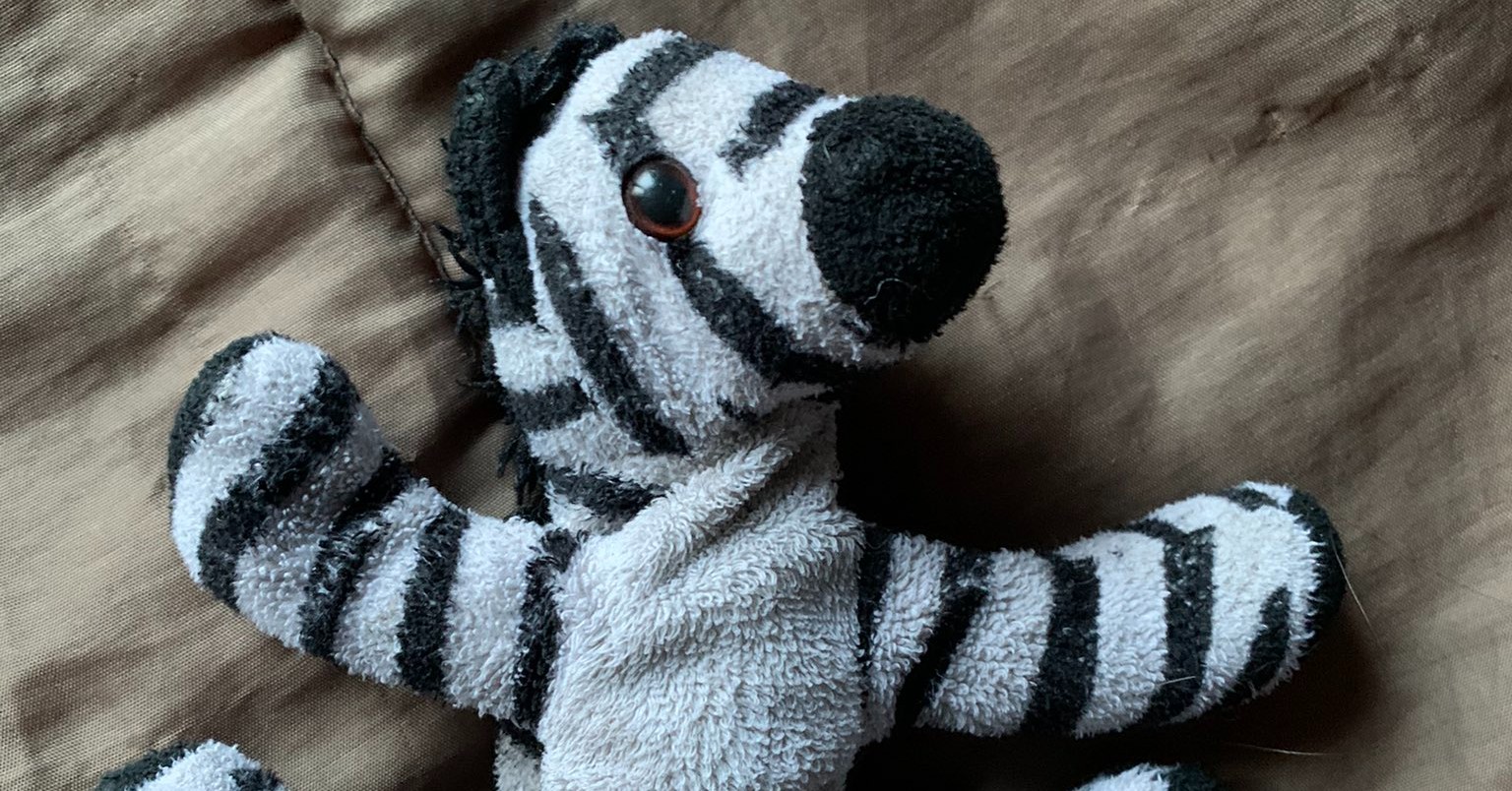 La historia de la cebra de peluche que no aparecía con la que cualquier padre se sentirá identificado
