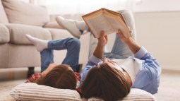 Madre e hija leyendo (Foto: iStock)