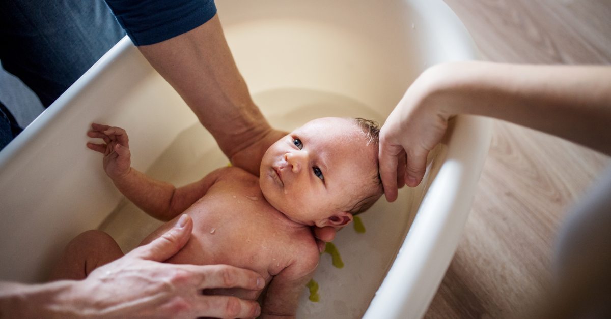 Cómo bañar al bebé recién nacido sin temor a hacerle daño